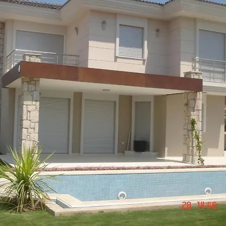 Cesme Alacati'da Havuzlu Kiralik *